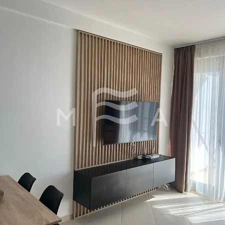 Dreamland House 698