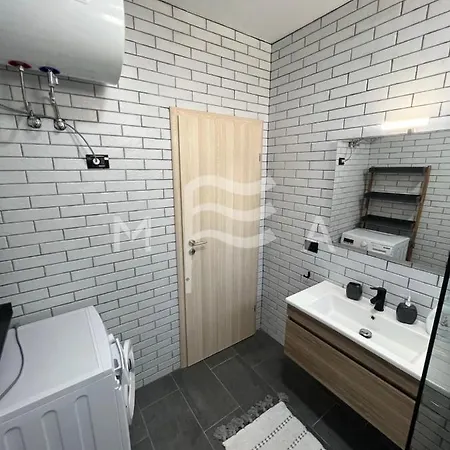 Dreamland House 698